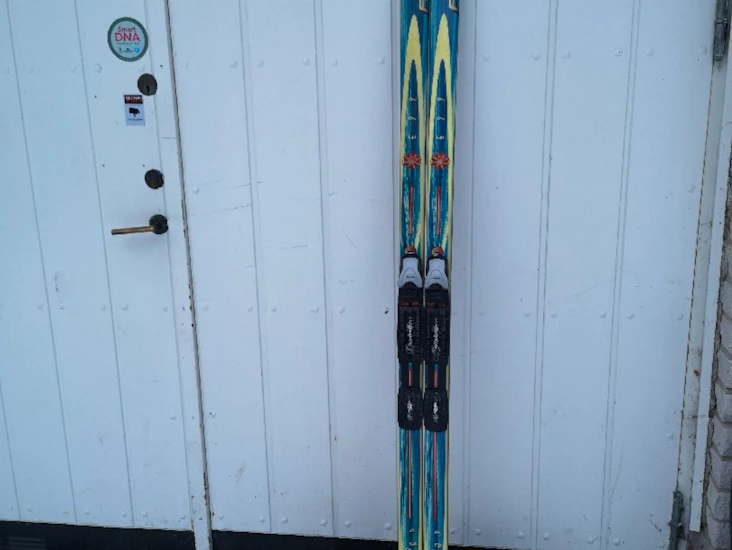 Turskidor med pjäxor, stavar och stighudar