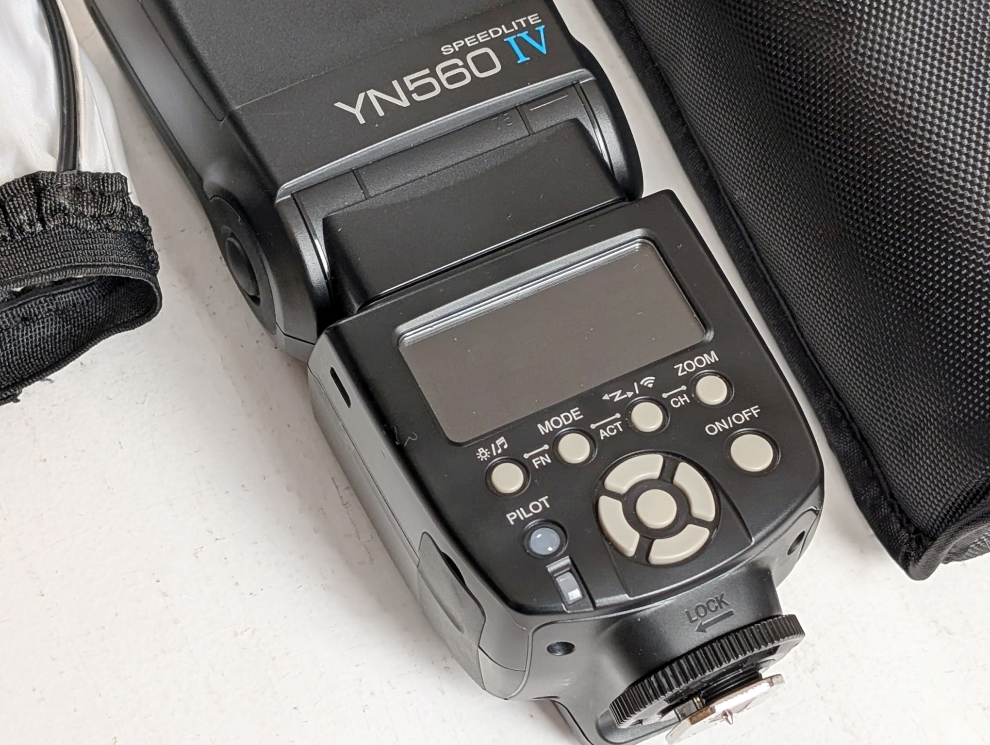 Yongnuo yn-560 iv flashgun with pouch for use with canon, nikon, pentax, olympus, panasonic cameras