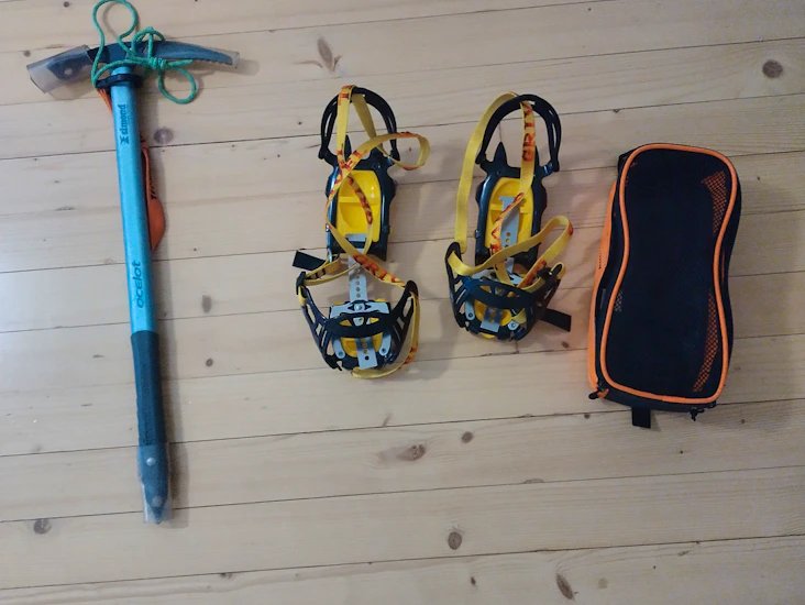 Hakku ja jääraudat lumilautakenkiin