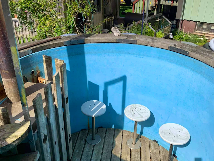 Vedeldad badtunna m elektriskt reningsverk