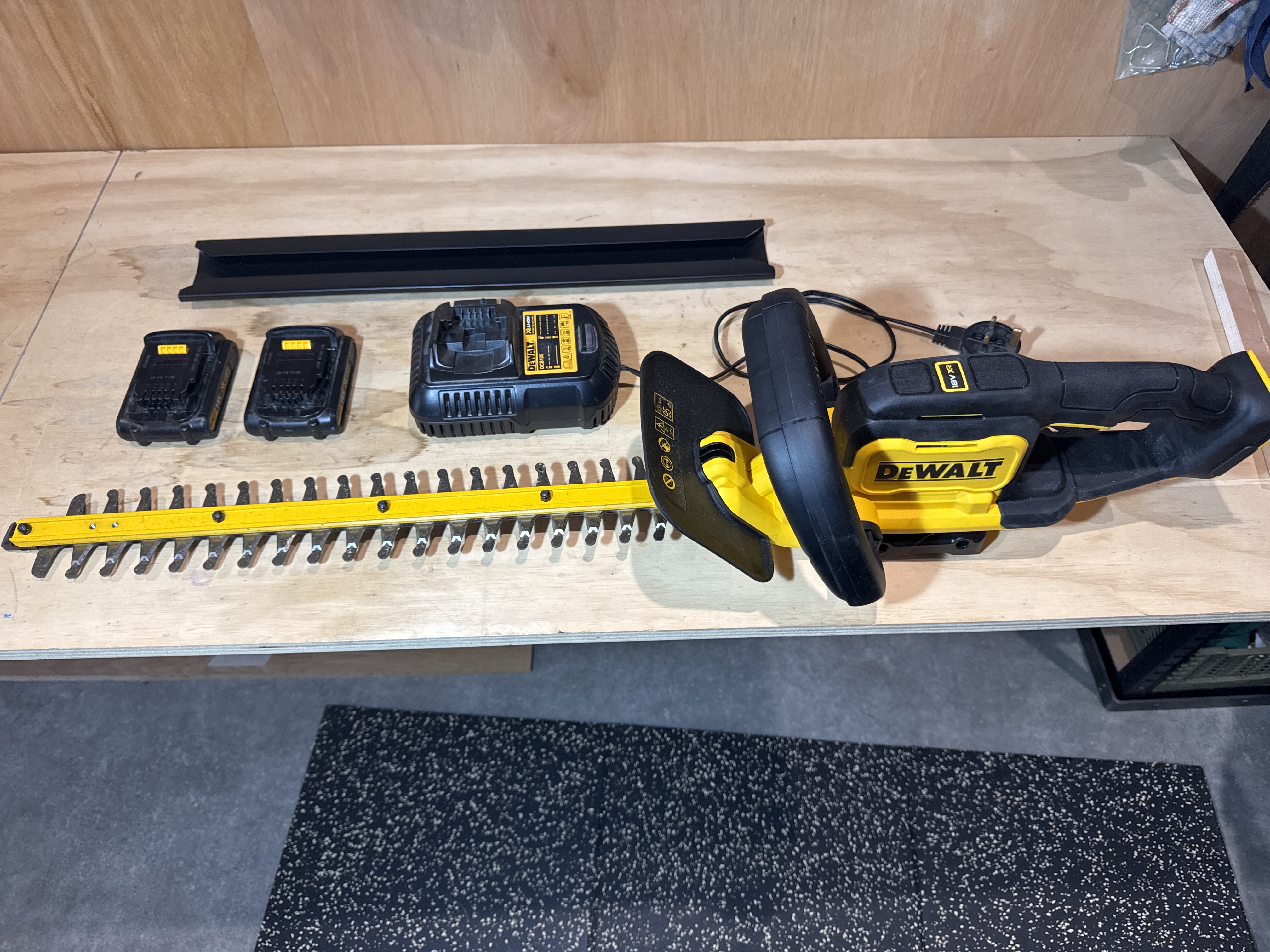 Dewalt 18v xr cordless hedge trimmer – 55cm – 2 batteries + charger