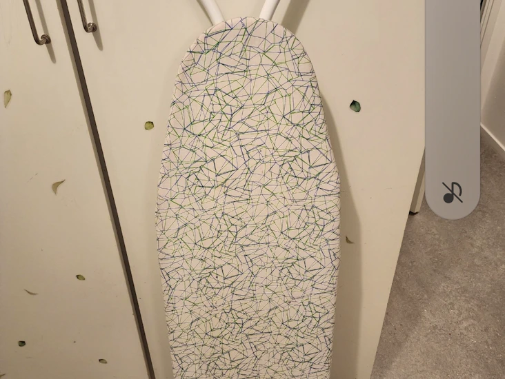 Strykjärn och strykbräda