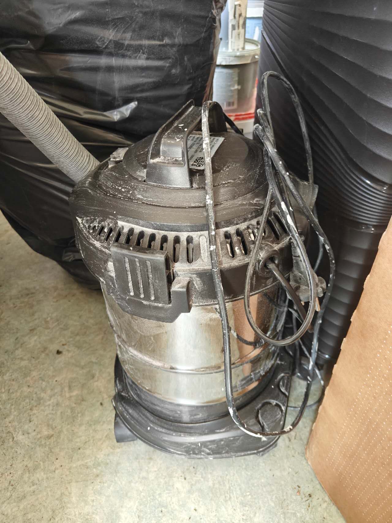 Grovdammsugare 12 l 800 w – kompakt och kraftfull för verkstad och renovering