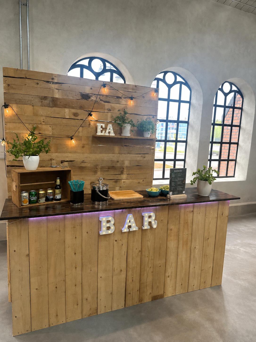 Festbar med stor träkuliss – perfekt till festen! 🍸✨