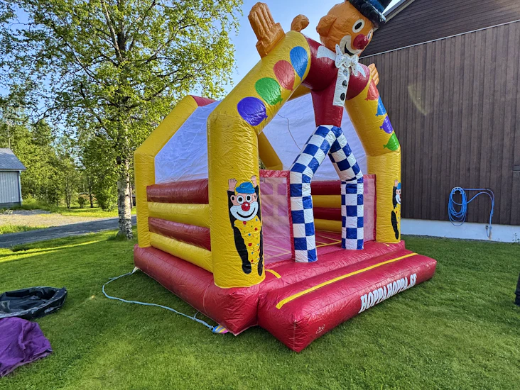 Clown hoppborg som lyfter din fest