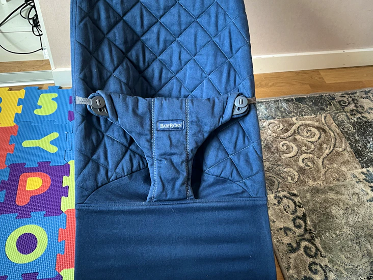 Babybjörn bliss babysitter klassisk quiltad, marinblå