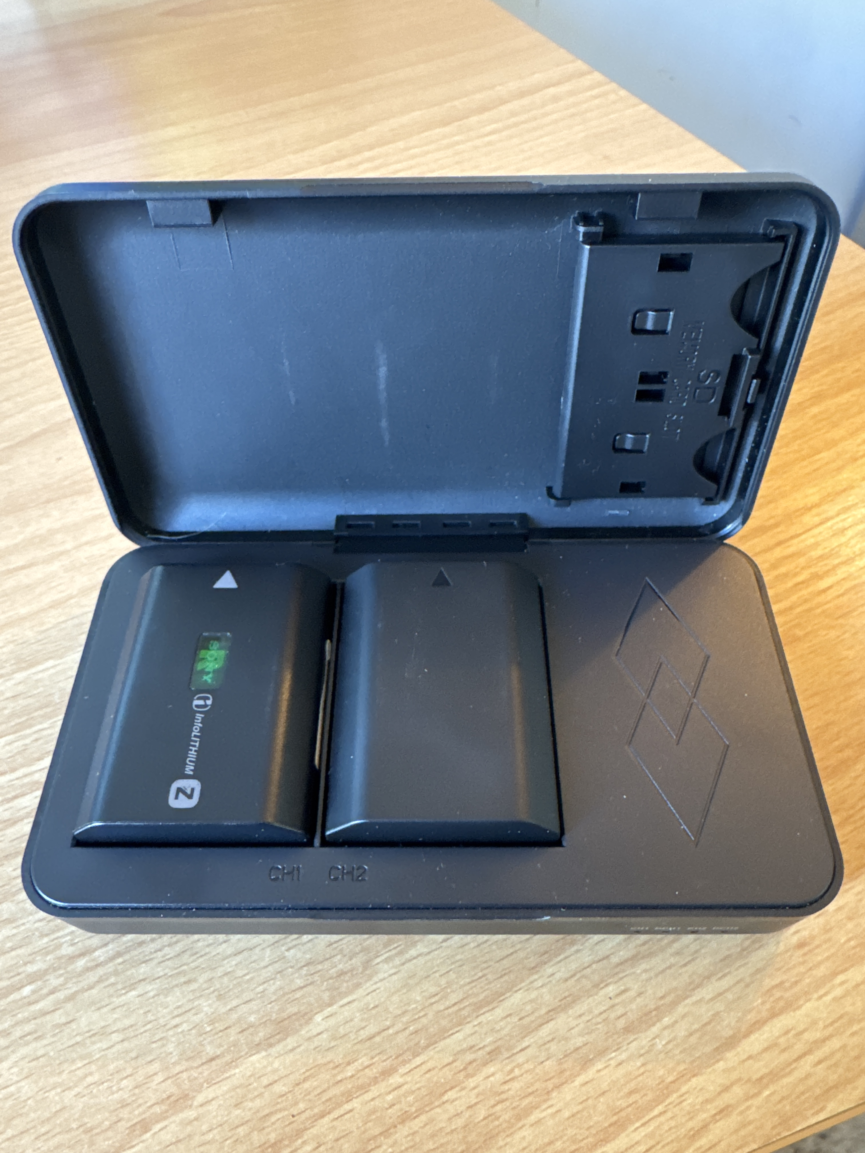 Sony alpha dual battery charging case + 4 batteries