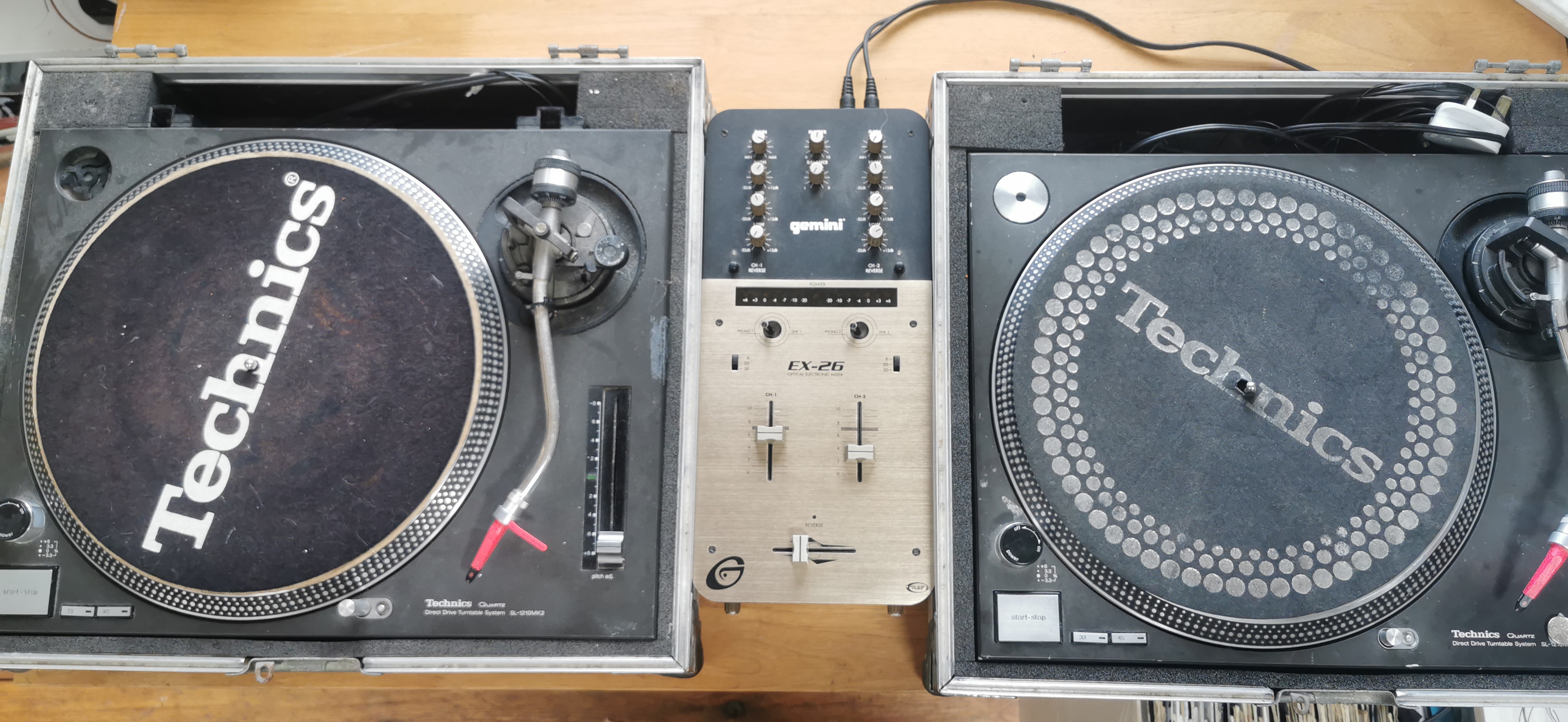 2x technics 1210 and mixer