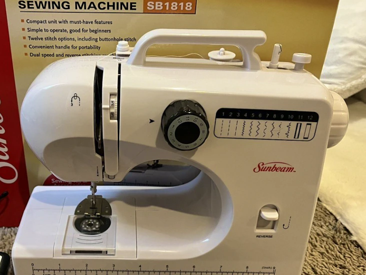 Compact automatic sewing machine