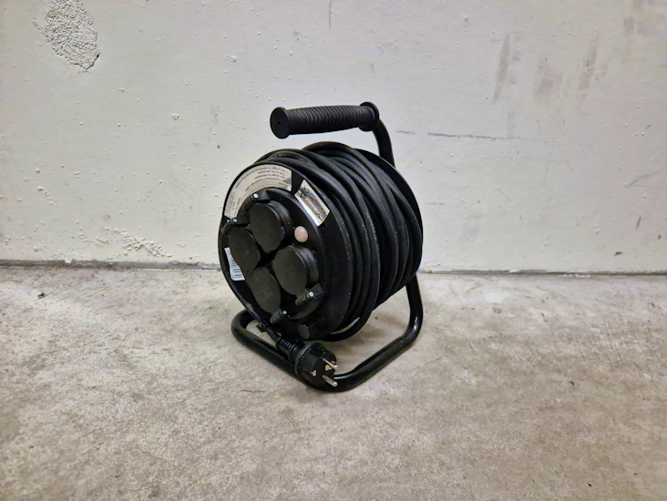 Kabeltrommel 25 meter med 4 uttak max 3000w