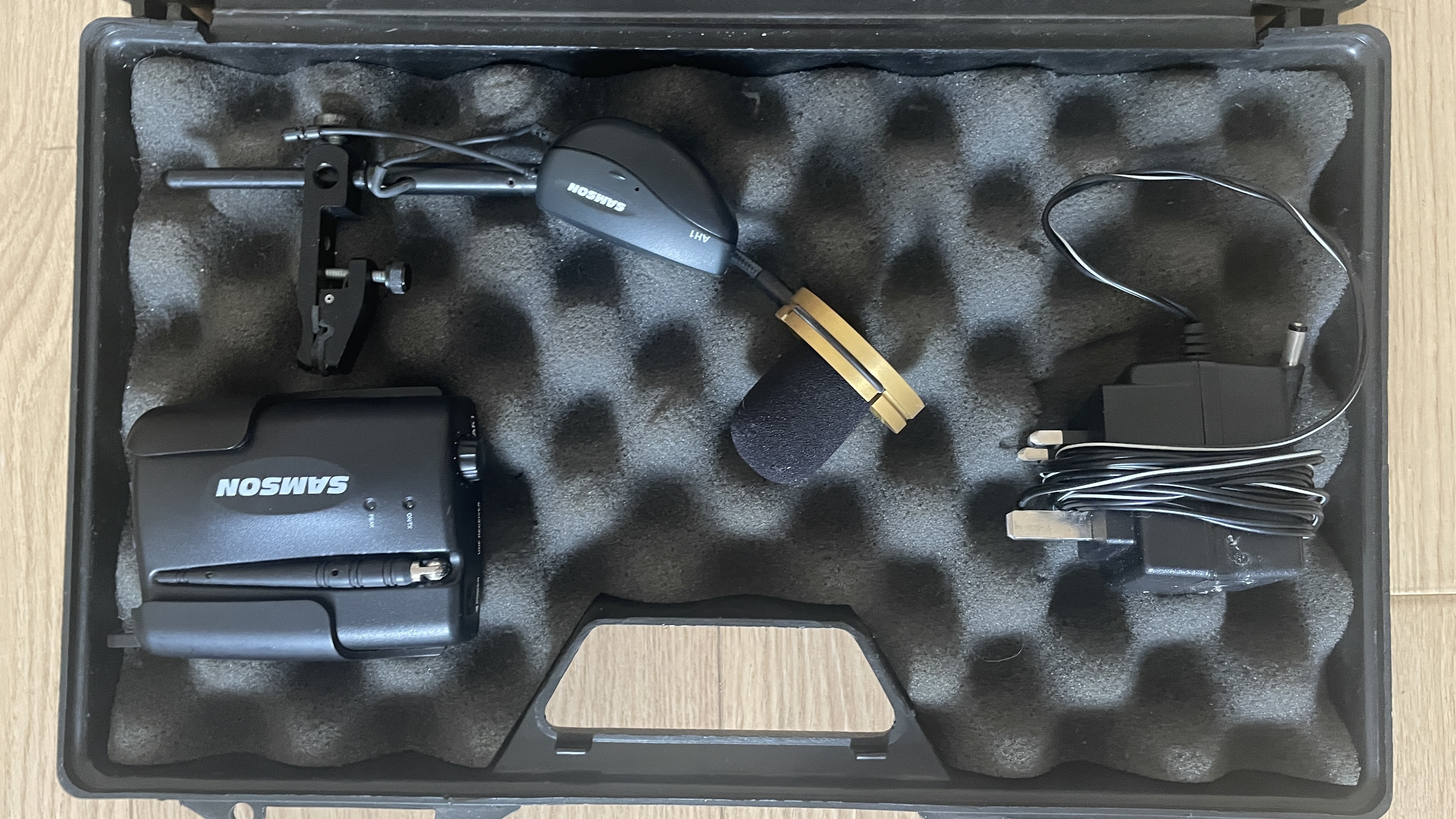 Wireless microphone for saxophone 
