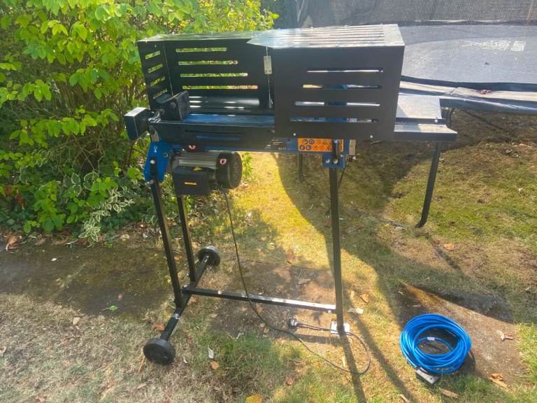 Hyundai 7-ton electric log splitter hire – heavy duty (with stand & cable)