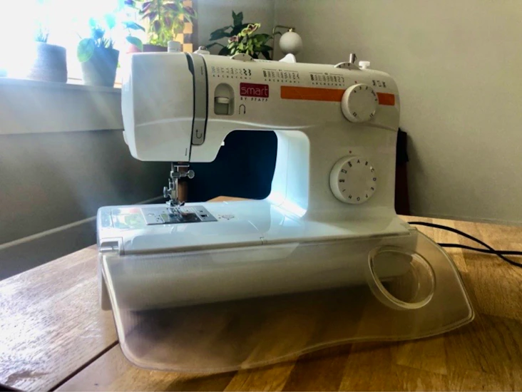 Brukervennlig symaskin med tilbehør