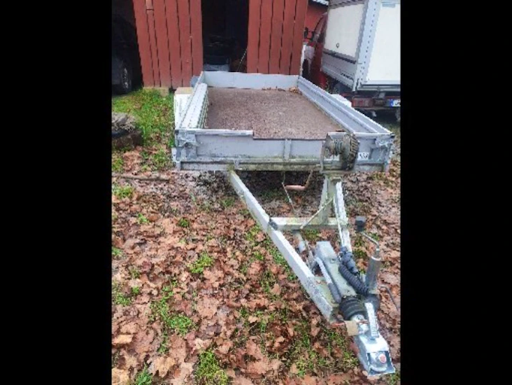 Stor öppen släpvagn med ramper.