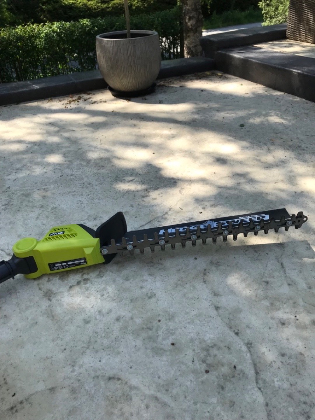 Batteridriven häcksax med teleskopskaft