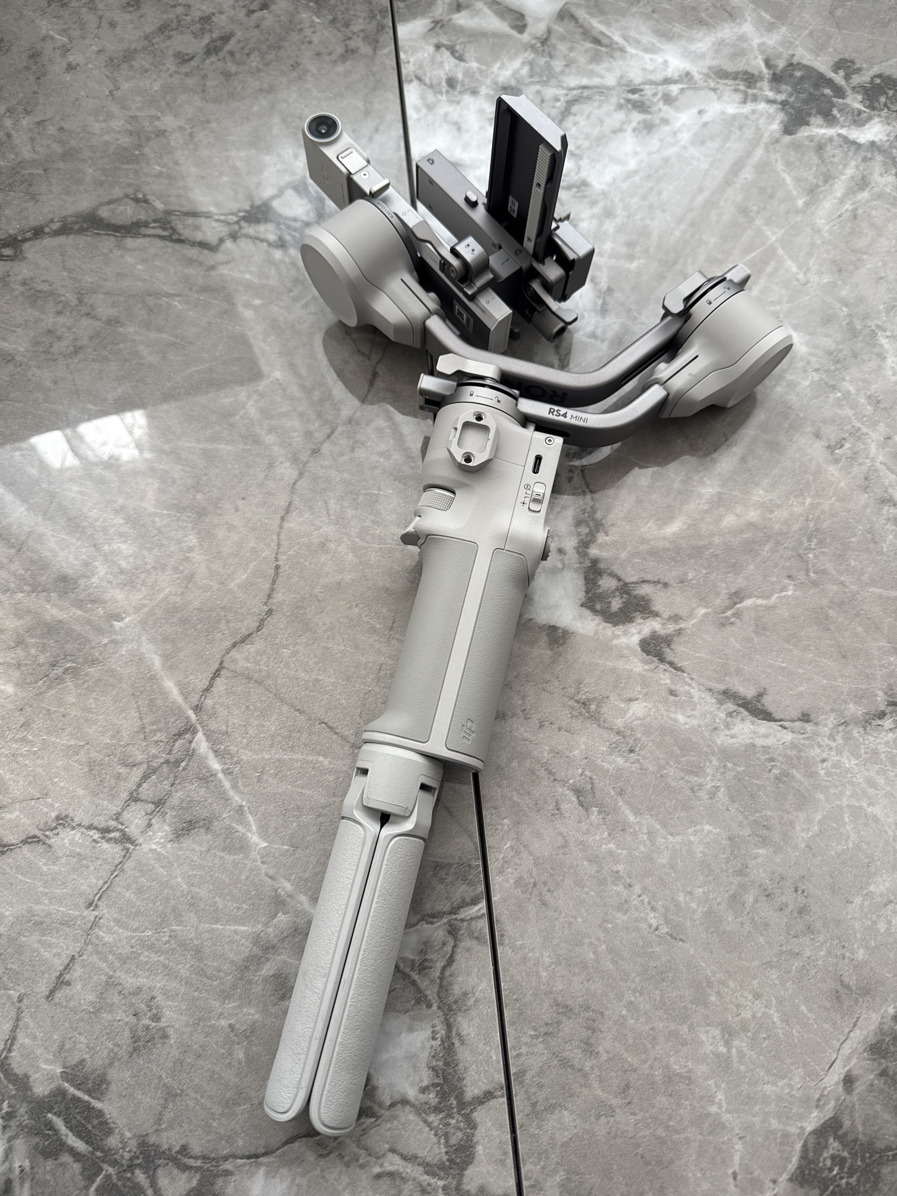 The dji rs 4 mini with intelligent tracking module