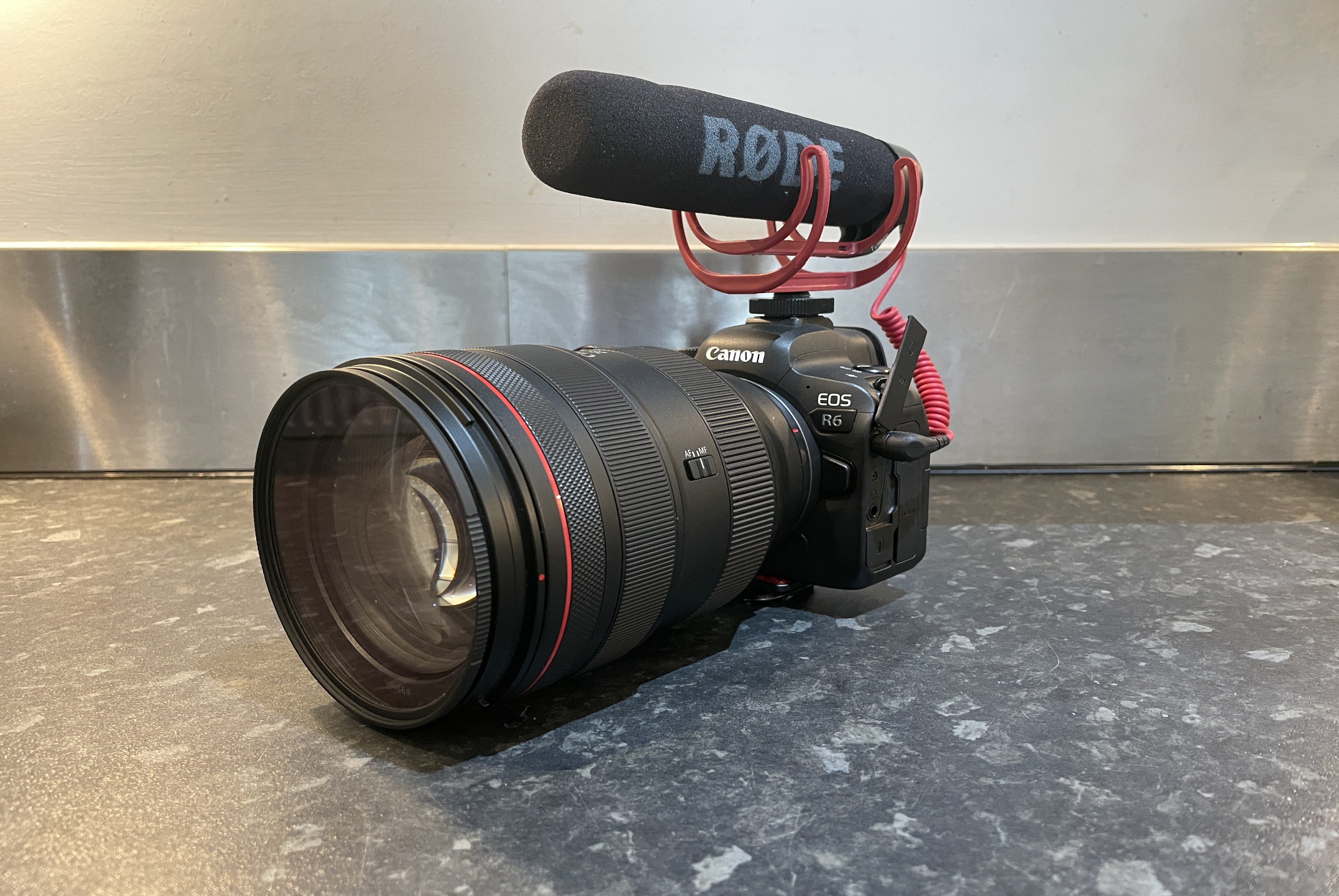 Canon r6 + rf28-70mm + rode mic video bundle 