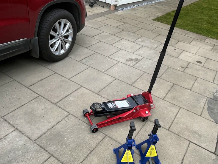 Låglyftande domkraft med bockar