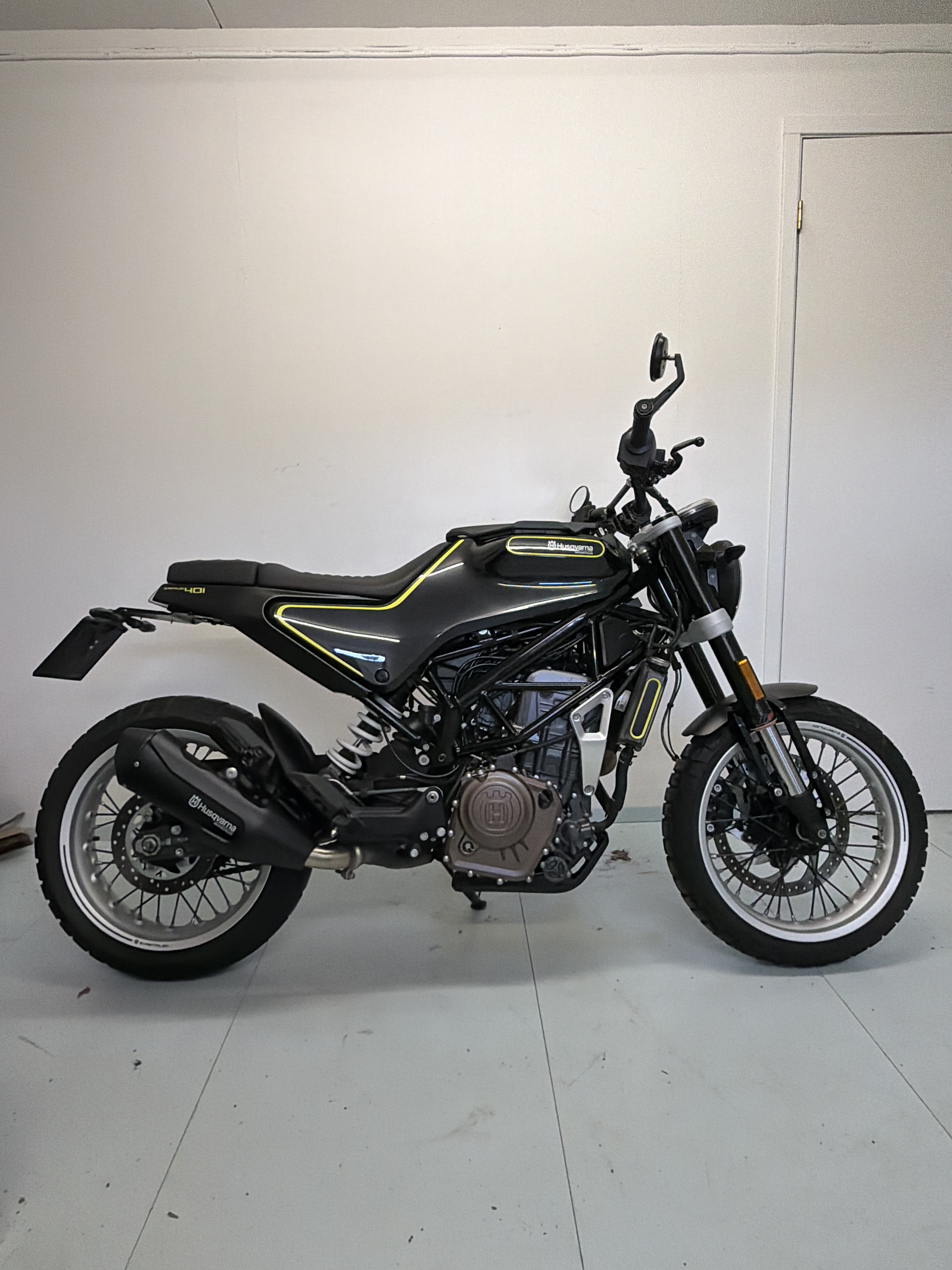 Husqvarna svartpilen 401 (2018) – stilren a2-scrambler