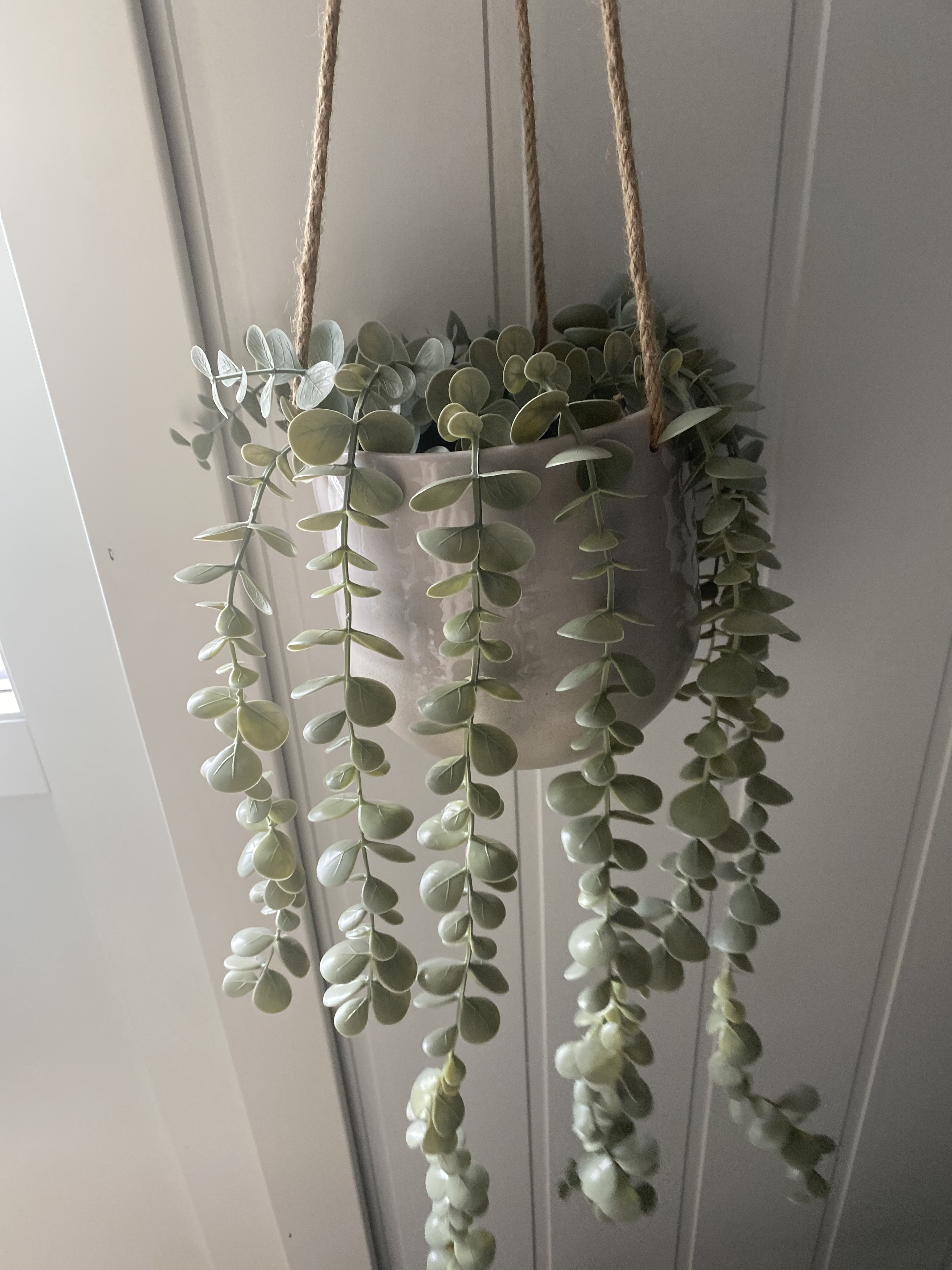 Hengende syntetisk plante med potte og oppheng