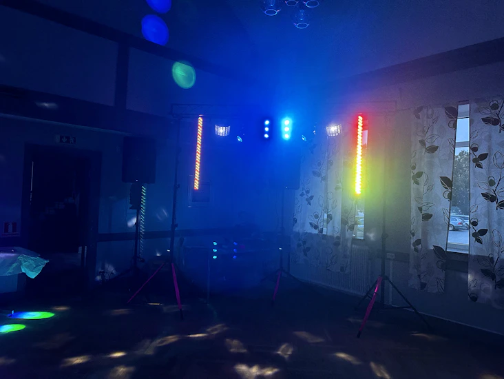 2st högtalare + 4 st valfria lampor eller alternativ 3 lampor med 1 rökmaskin