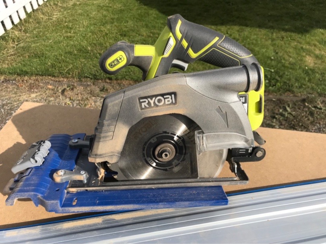 Cirkelsåg med batteri och styrskena