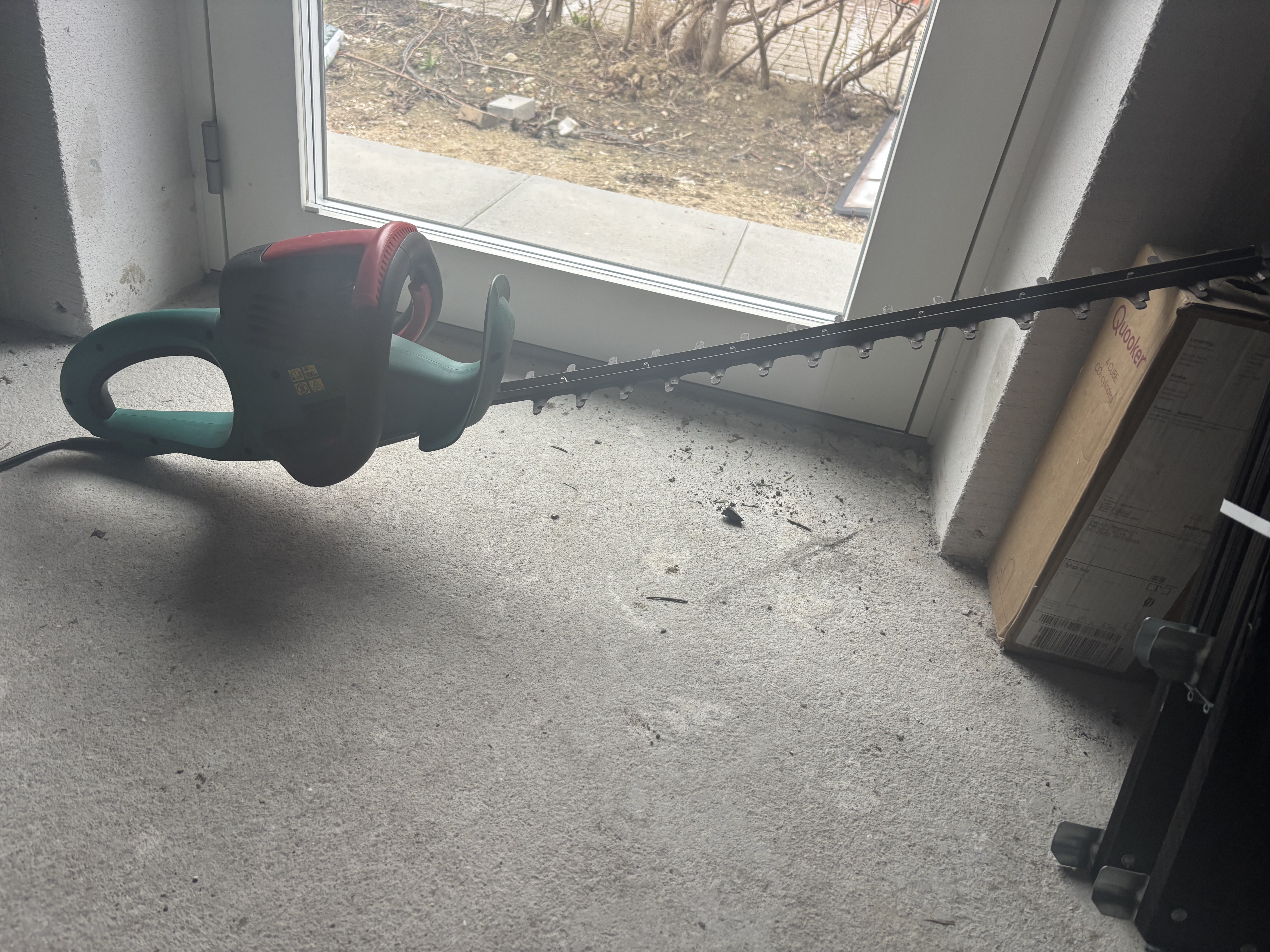 Bosch ahs 6000‑pro‑t - elektrisk hækkeklipper (kablet) effektiv og velholdt hækkeklipper fra bosch, perfekt til trimning og formklip af hække og buske i haven. nem at bruge, god ergonomi og kraftig 700 w motor. 