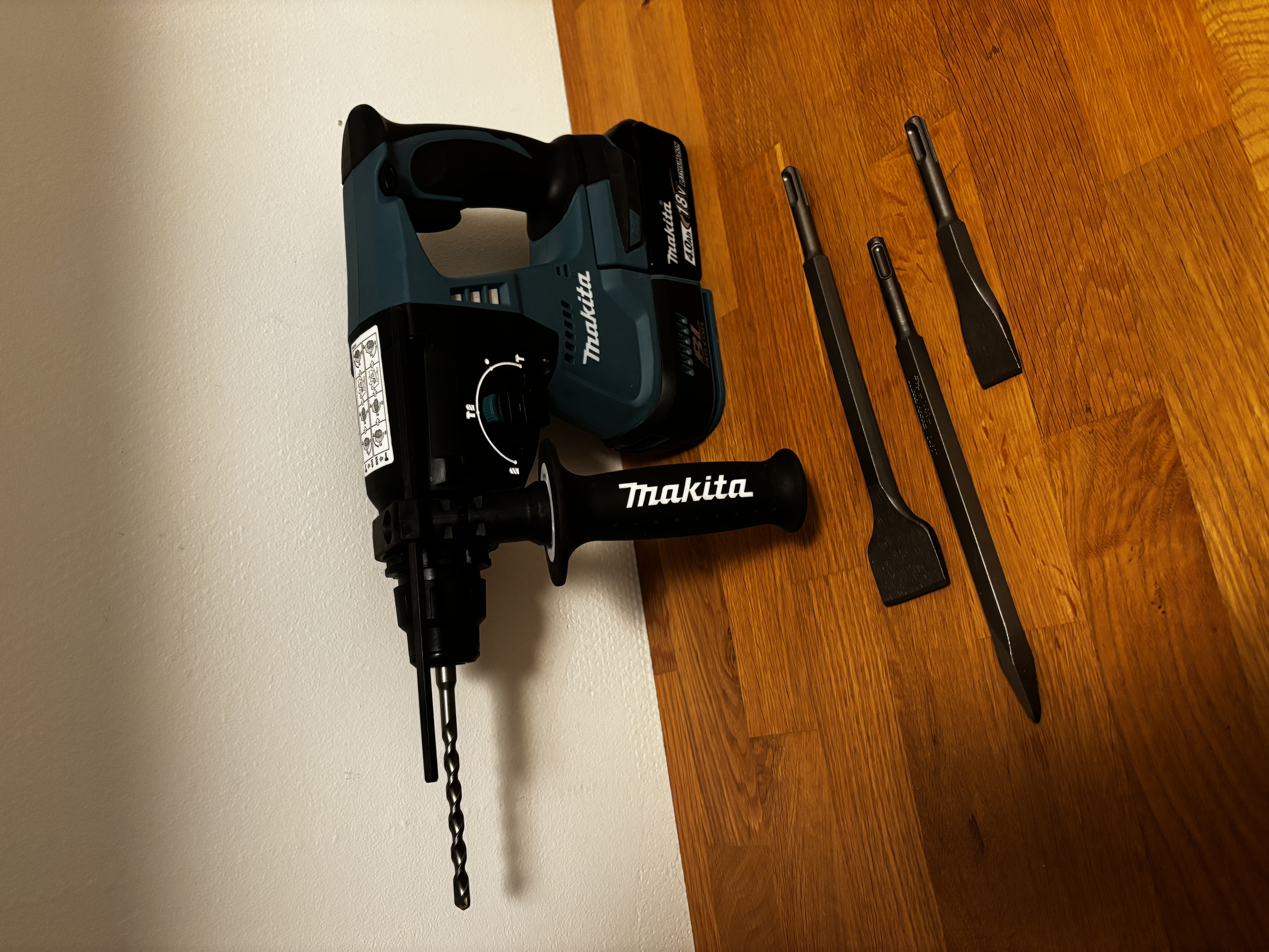 Makita borrhammare med dammsugare.