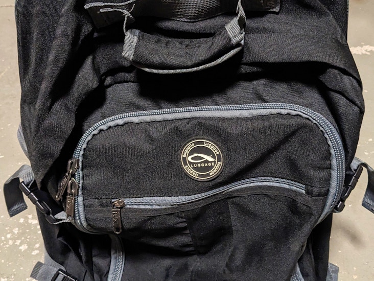 Käsimatkatavarana hybridi reppu ja kärry (44l)