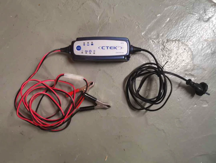 Ctek 12v bil lader og vedlikeholdslader.