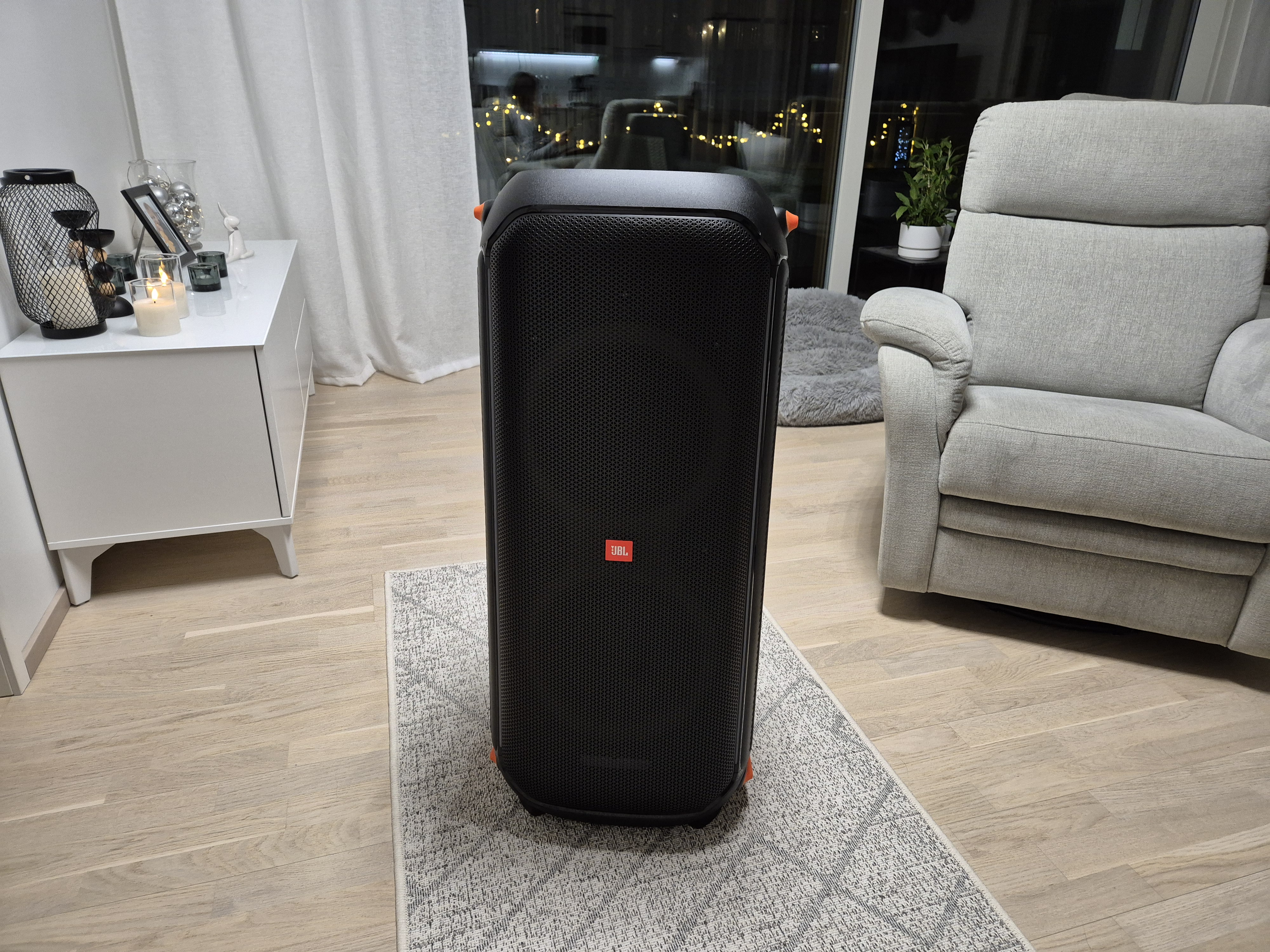 Jbl partybox 710 karaokelaite ja 2 langatonta mikrofonia