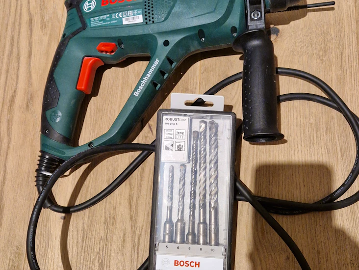 Bosch borehammer med bor til beton mv.