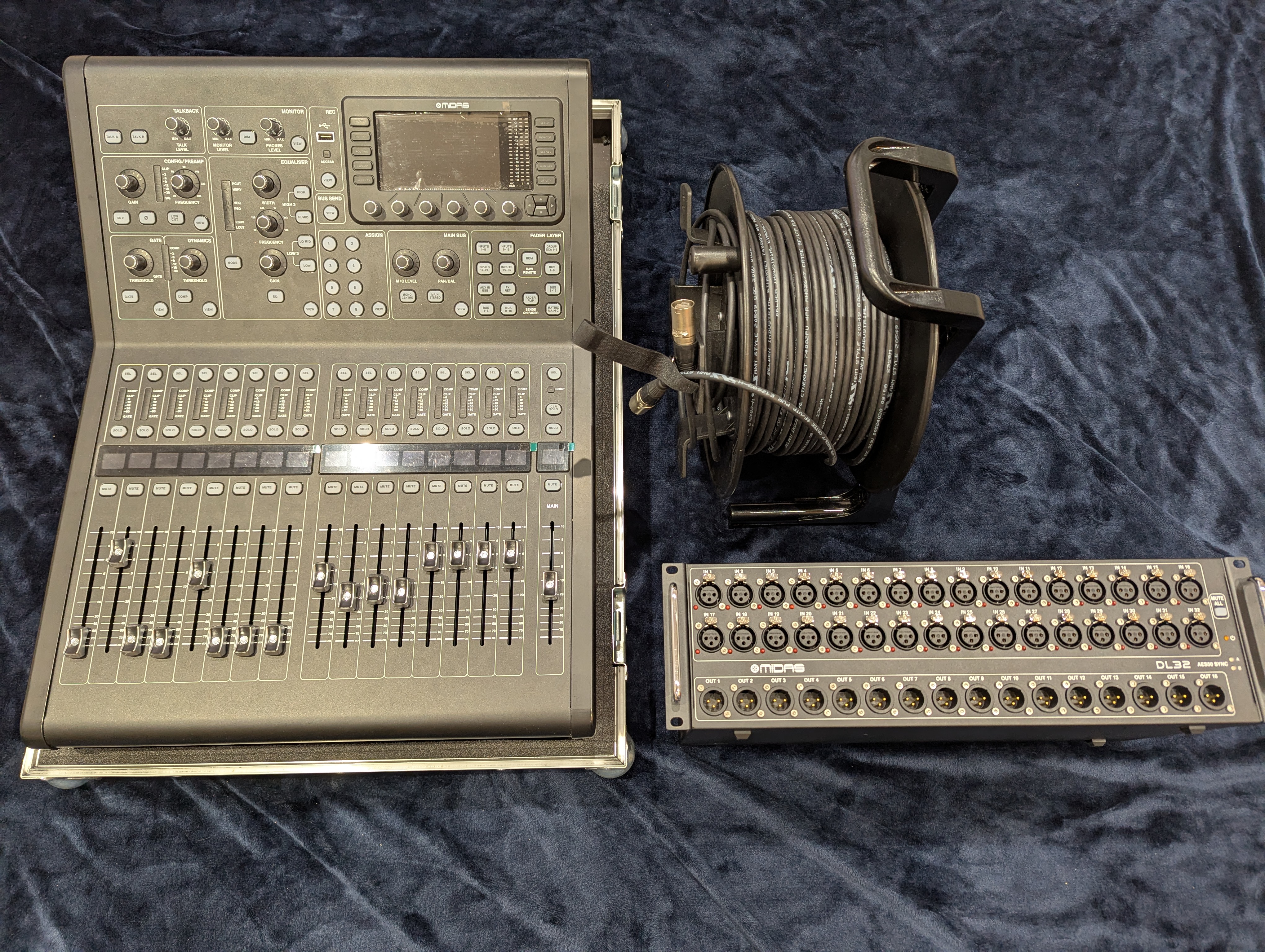 M32r-live mixing desk, dl32 stage box and 50m cat5e cable