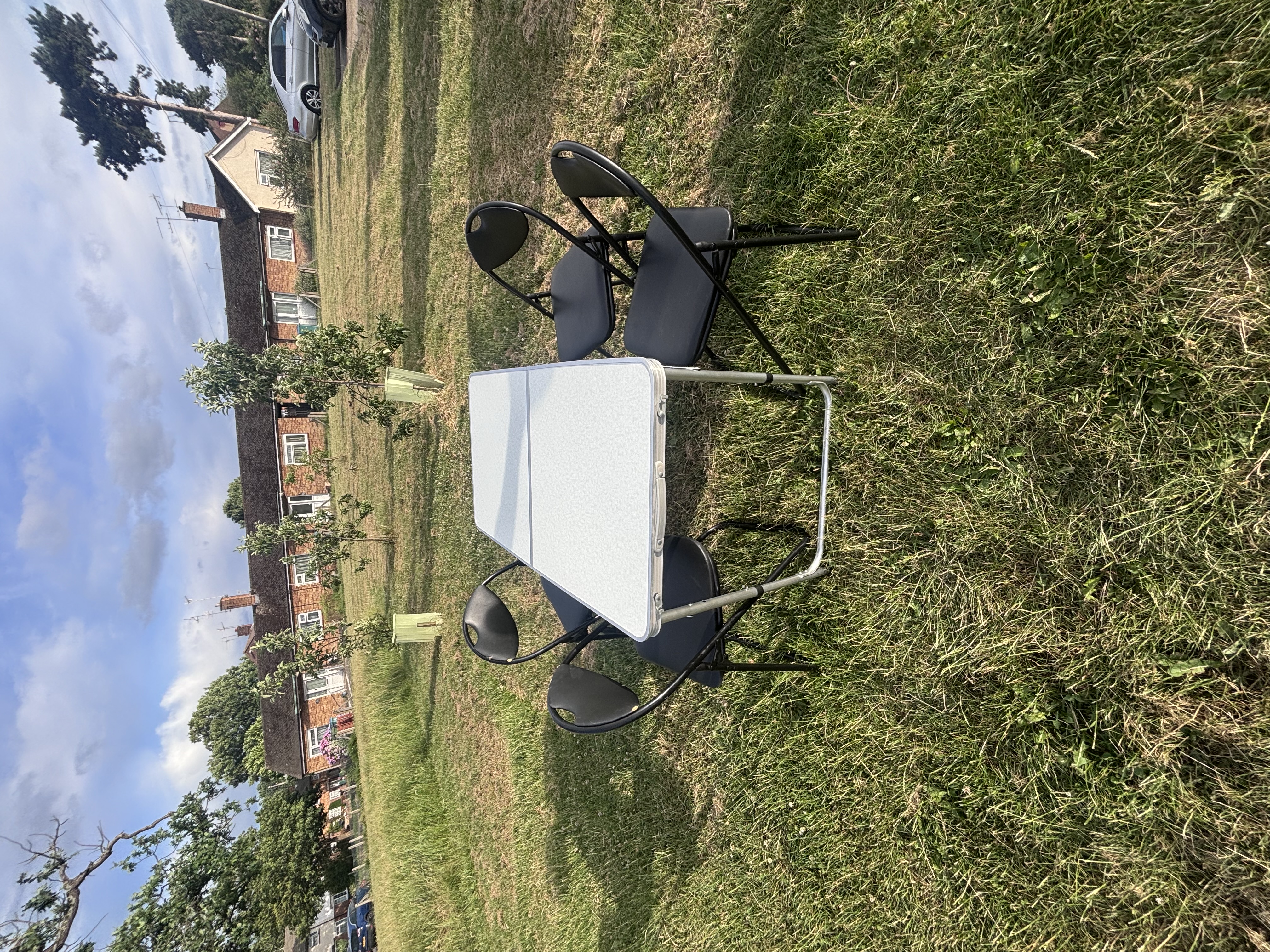 🎉 folding table & 4 chairs – perfect for parties, bbqs, events & extra guests
