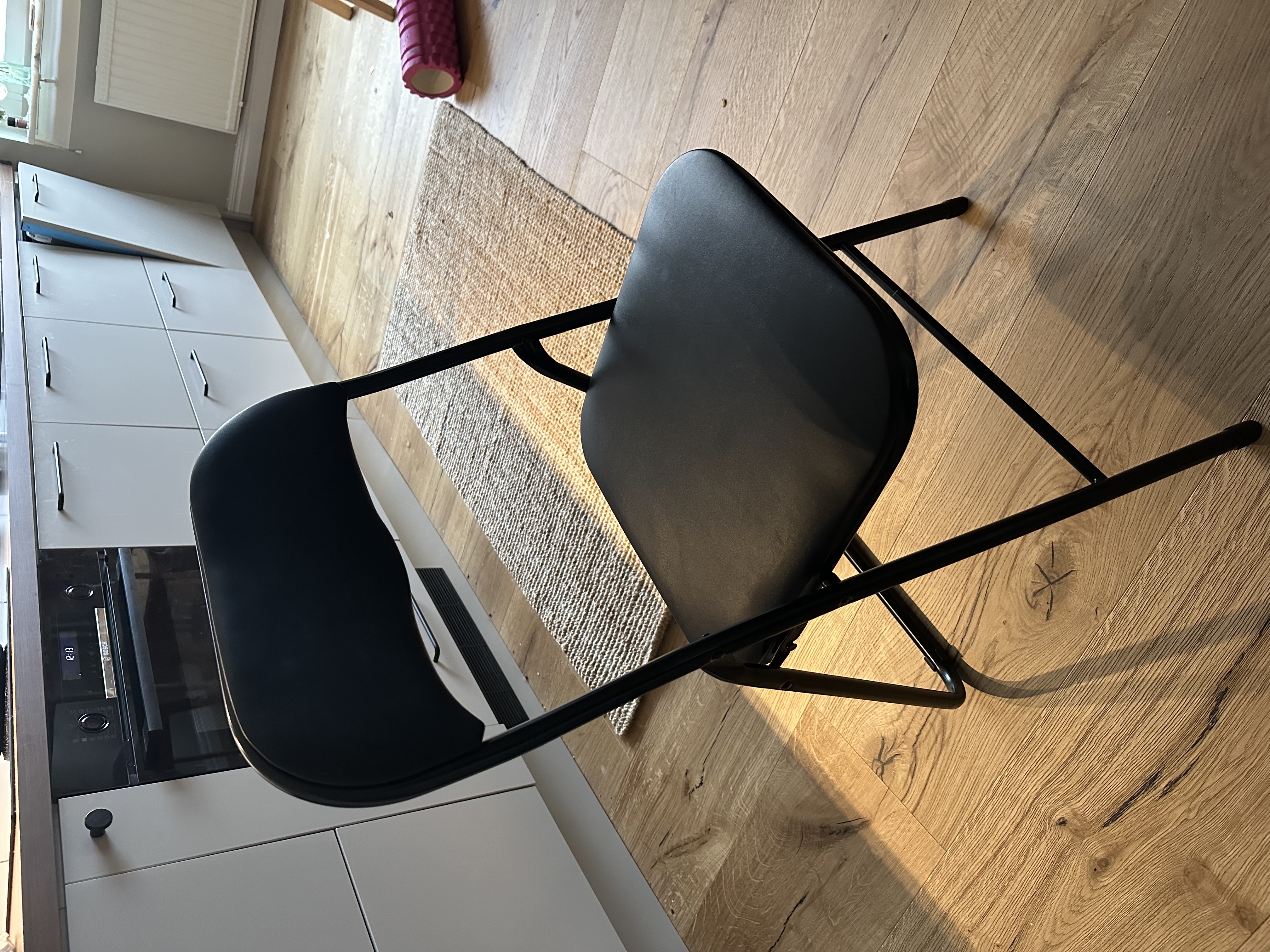 12 mjuka stolar och hopfällbart bord