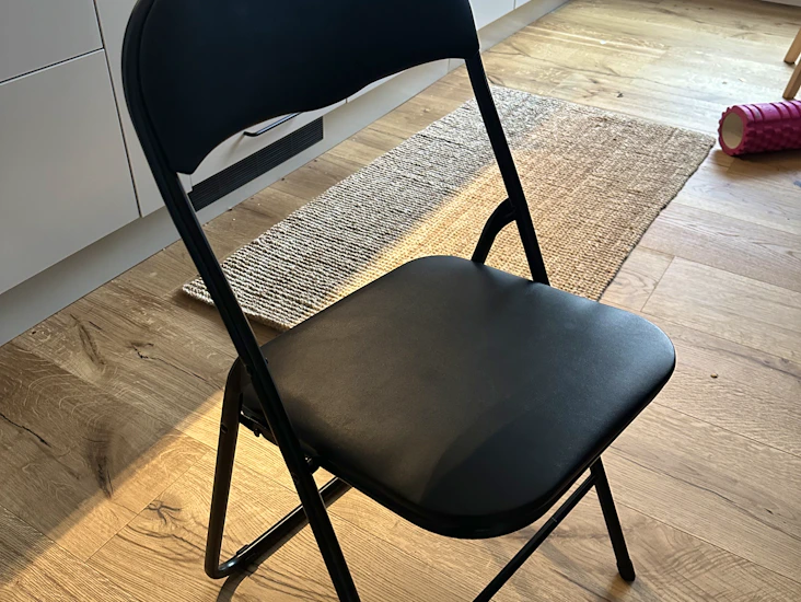 12 mjuka stolar och hopfällbart bord