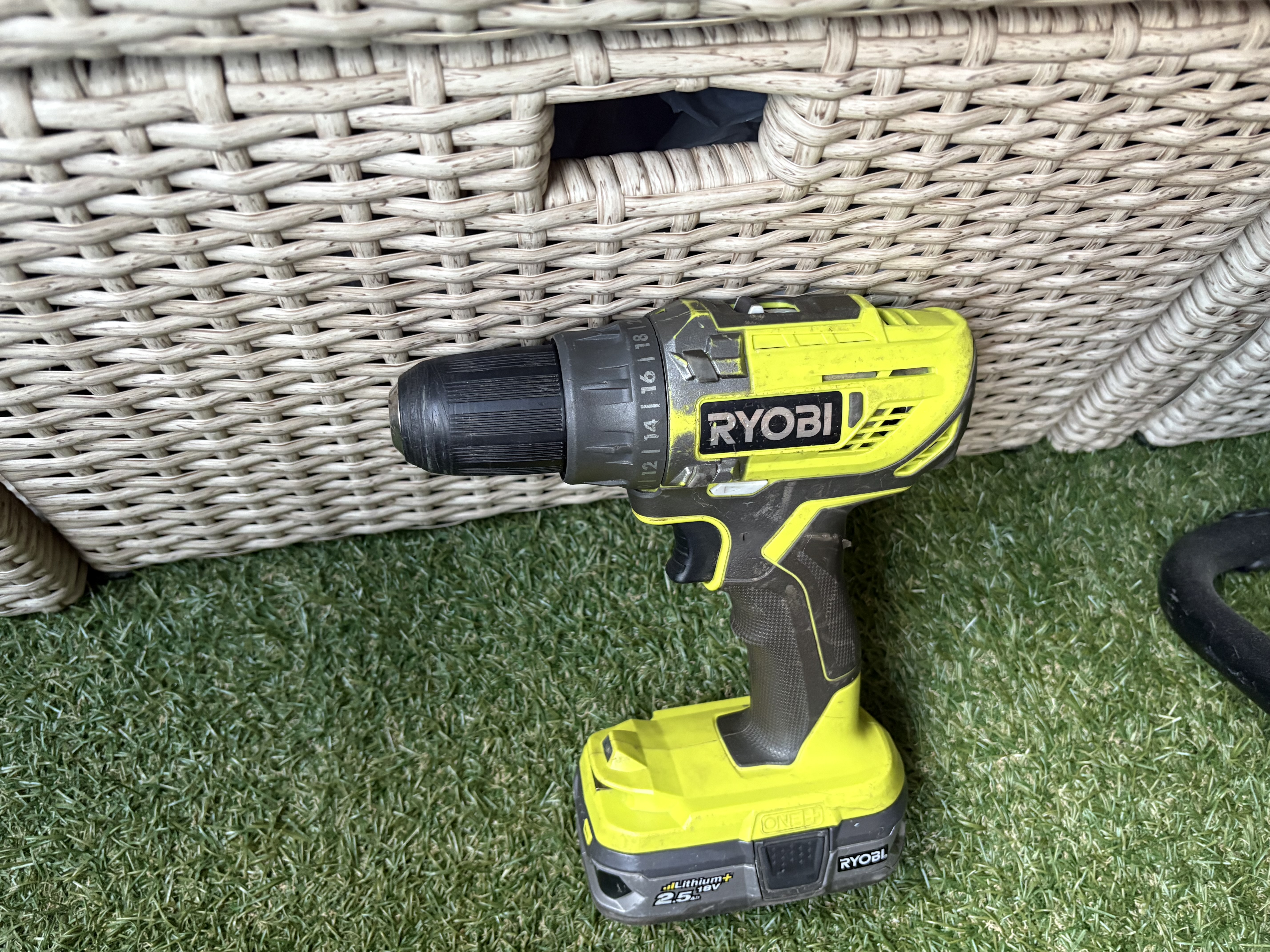 Borrskruvdragare ryobi, stark, batteridriven. med bits