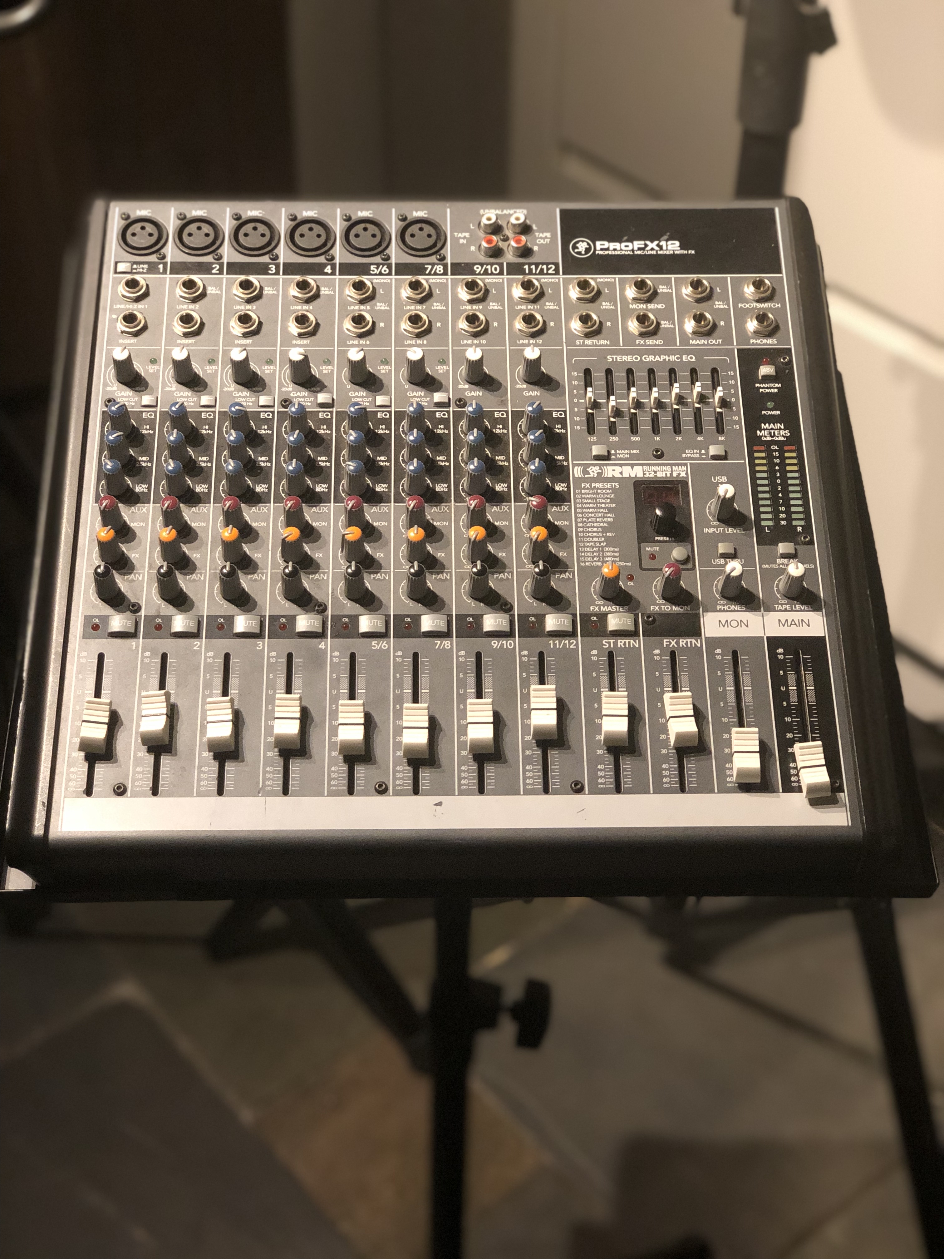 Mackie profx16v2 mixing desk 