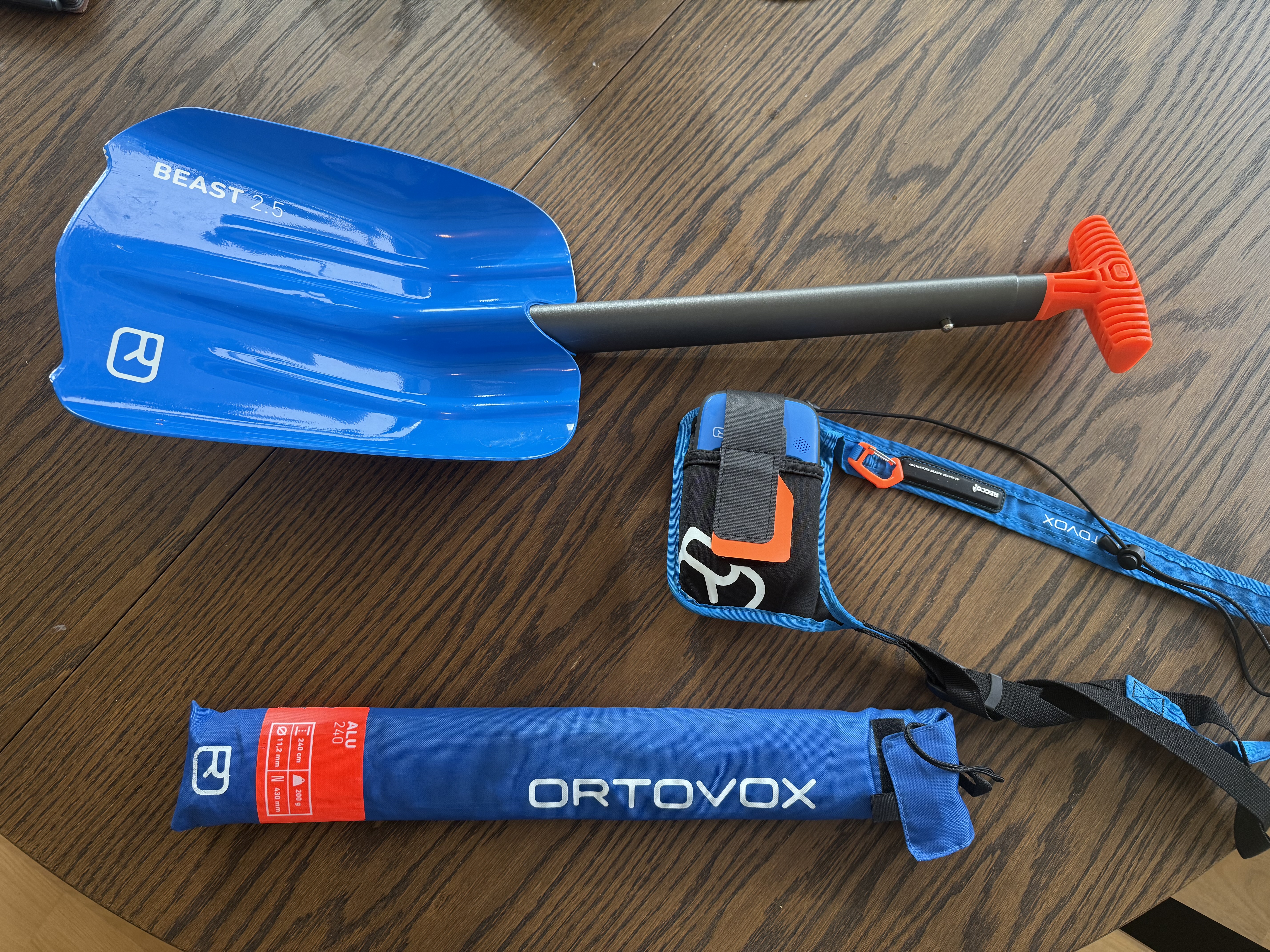 Skredsett / avalanche rescue kit: spade, søkestang og sender/mottaker