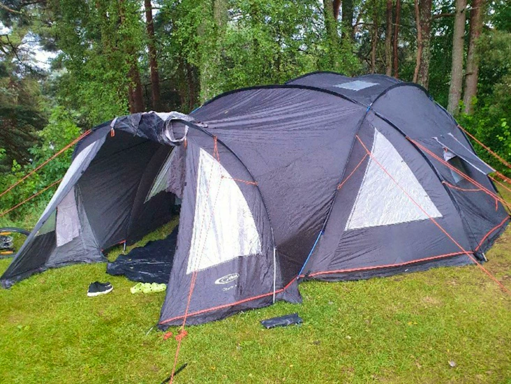 Tält med 3 sovrum och matplats