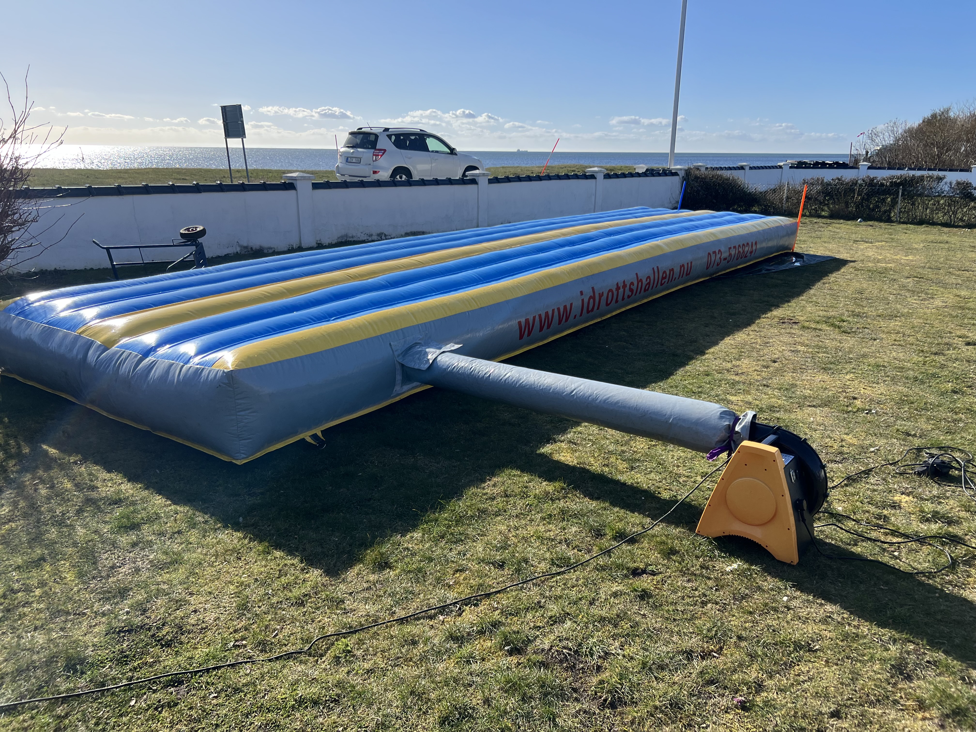 Airtrack ca 10 x 3 meter uthyres – perfekt för gymnastik, cheerleading & lek!