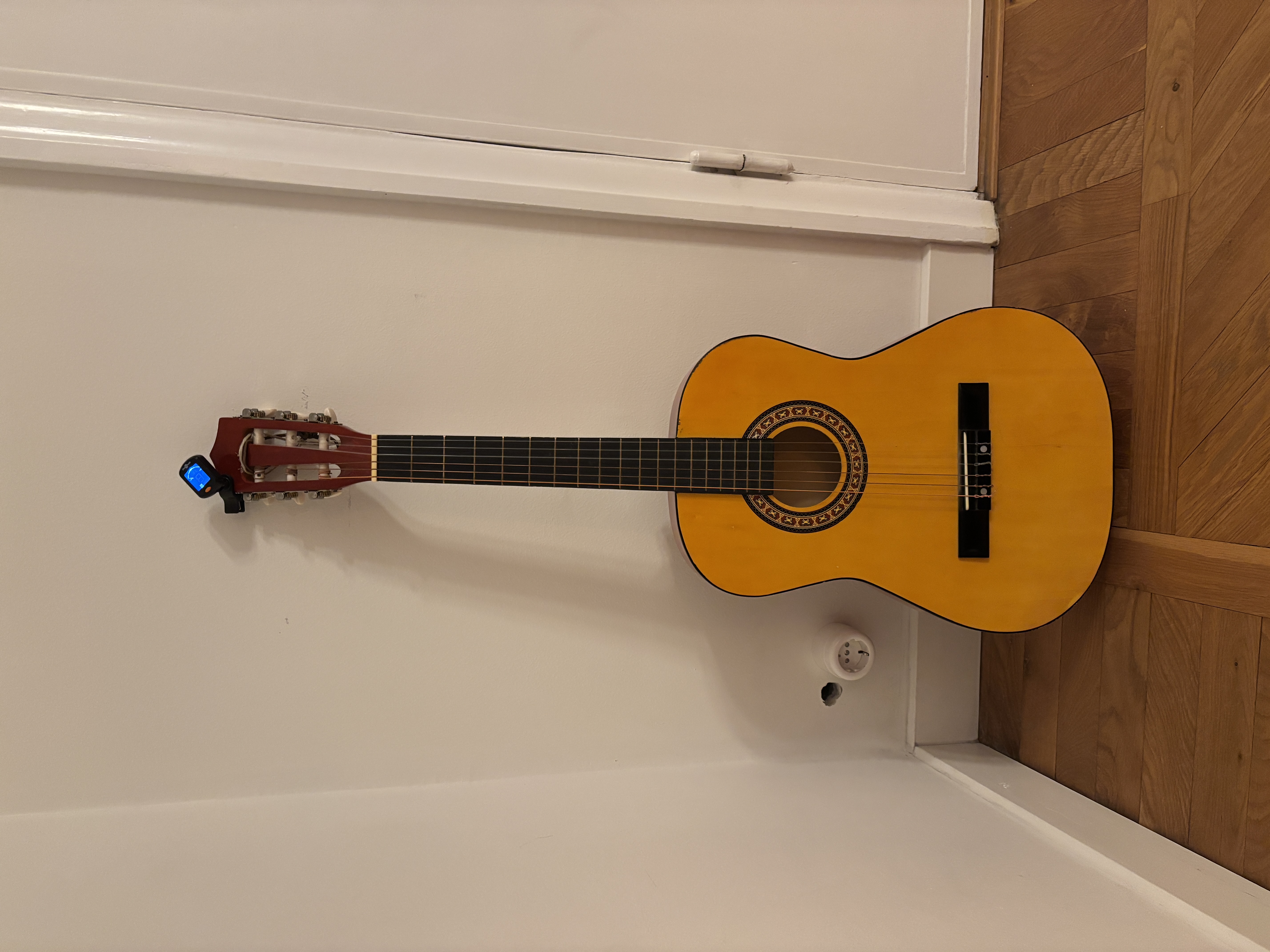 Akustisk gitarr inkl stämapparat