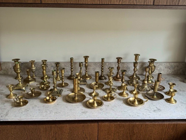 Drygt 40 mässingsljusstakar i olika storlekar
