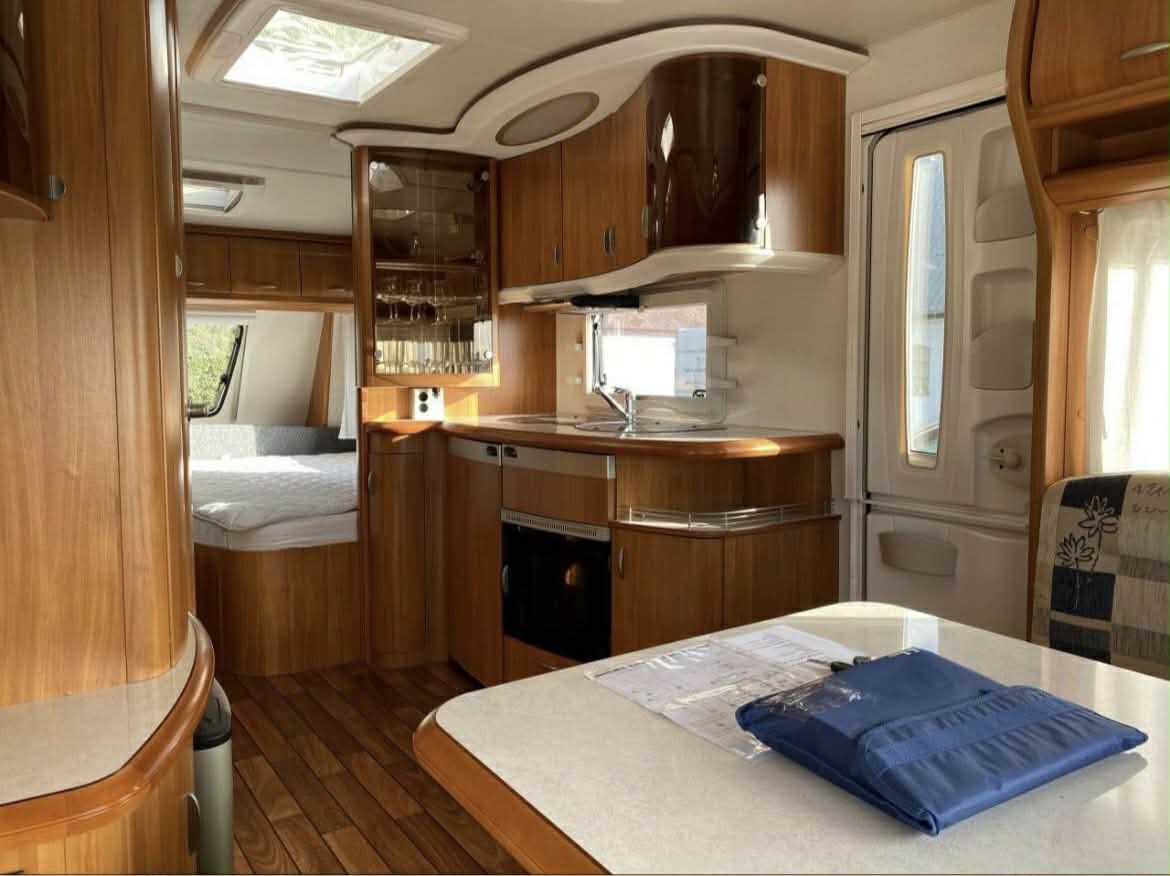 Väldigt fin hobby husvagn - 4 sovplatser 