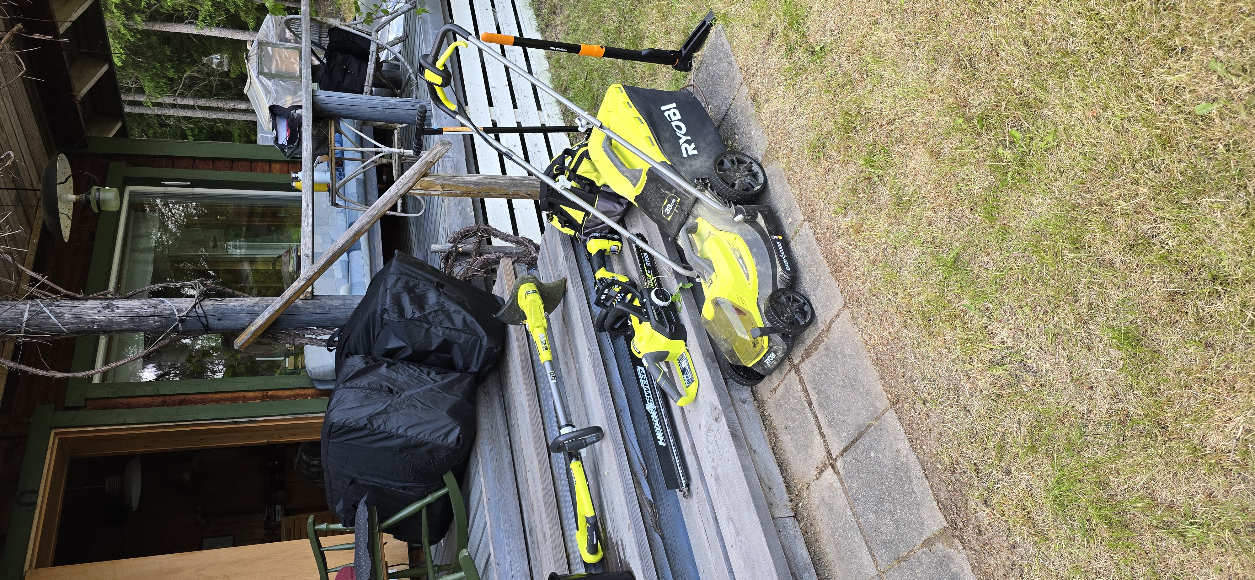 Akkukäyttöinen ryobi ruohonleikkuri 33 cm + 4,0ah 18 v akku ja laturi