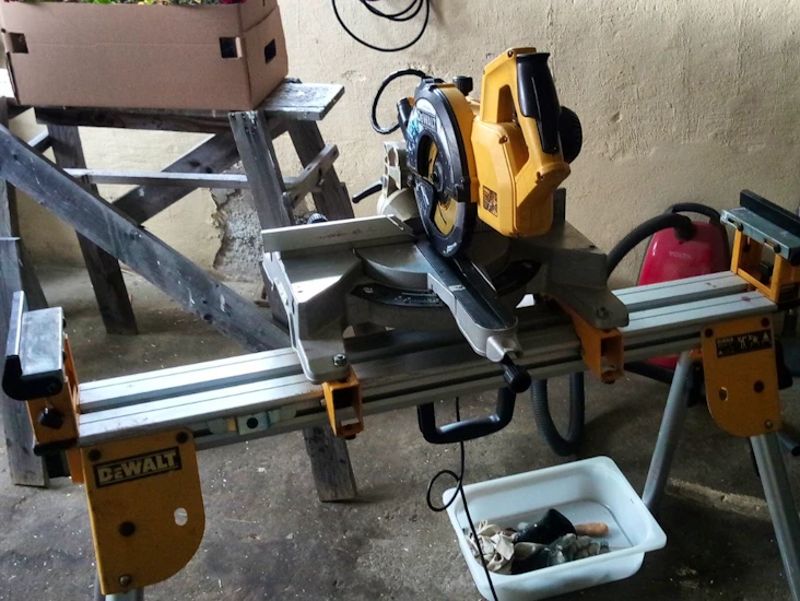 Dewalt kap/gersåg 770 gp med sågbänk de7033