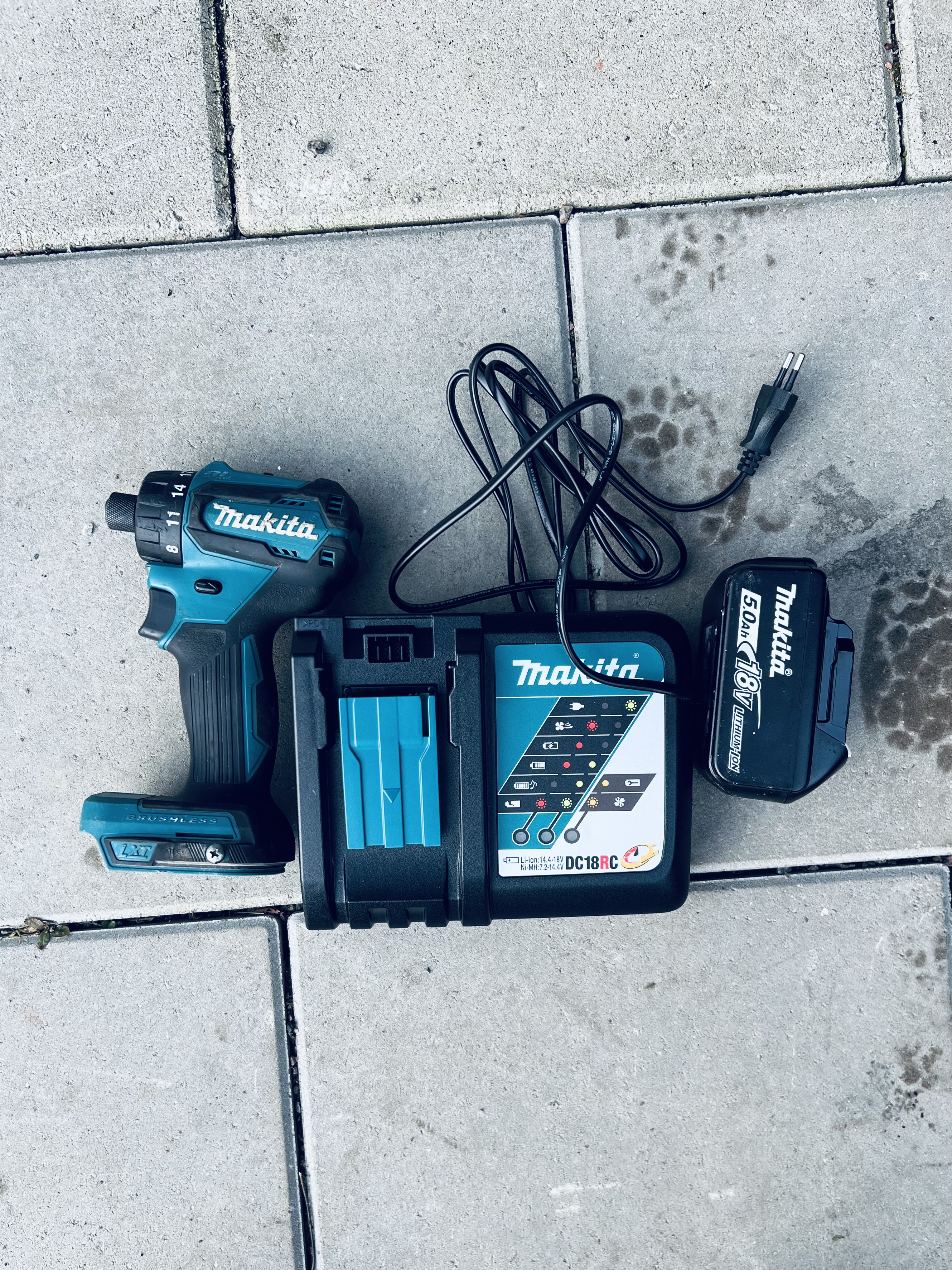 Makita mutterdragare med laddare och batteri 