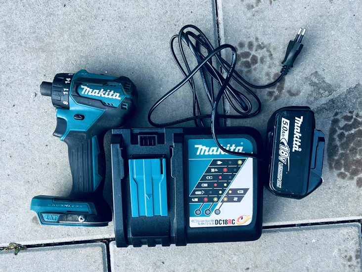 Makita mutterdragare med laddare och batteri