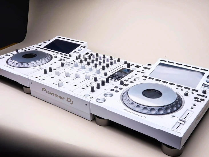 Two × pioneer dj cdj‑3000 (white edition) + pioneer dj djm‑900nxs2 (white edition) – pro dj package