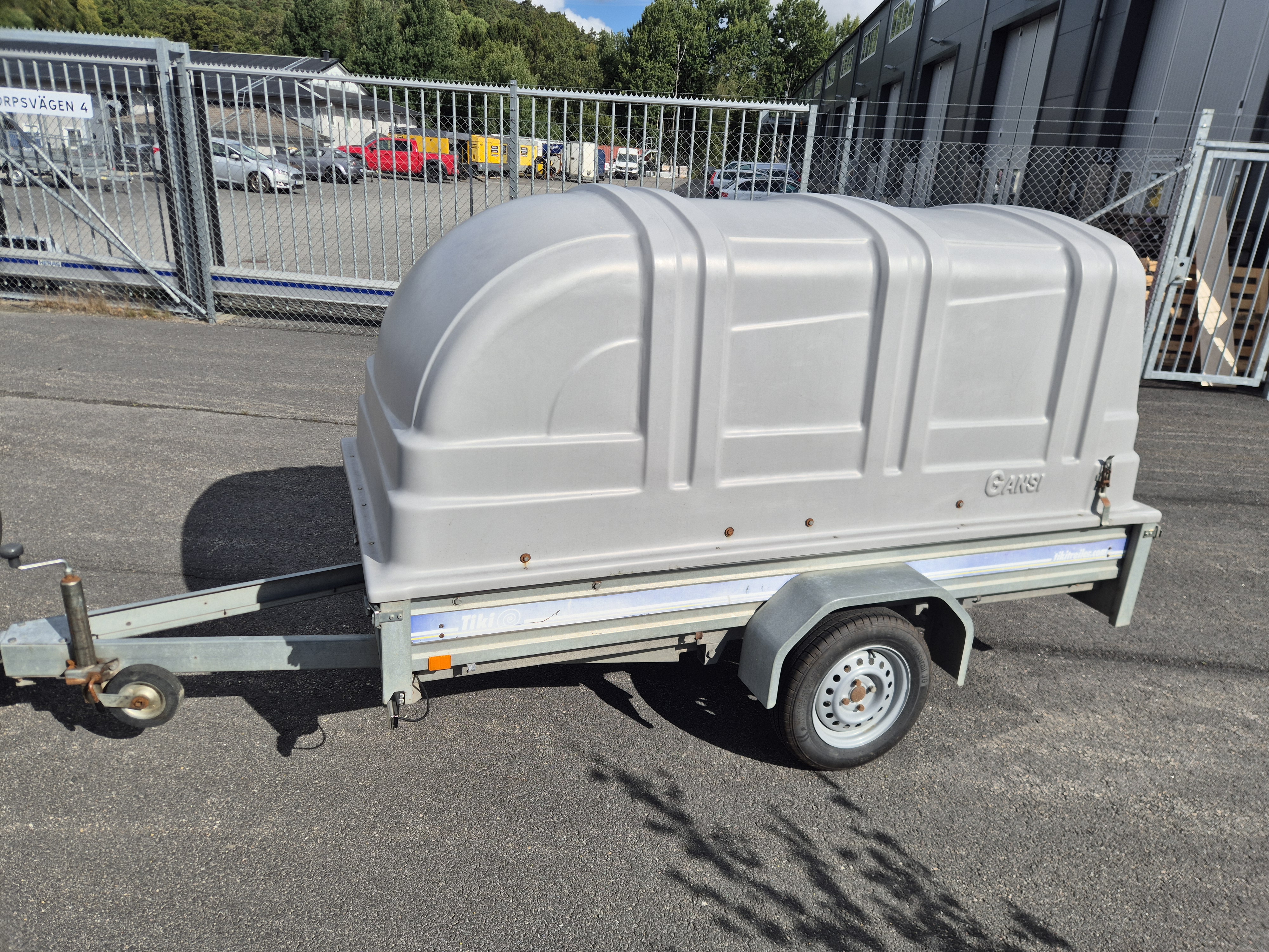 Släpvagn med kåpa - tiki c-265 l